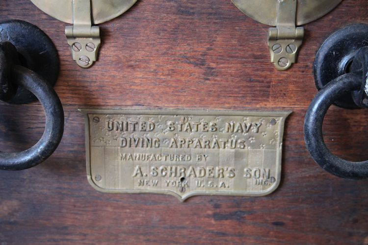 Schrader dive pump maker's name plate image